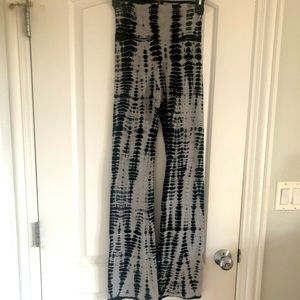 Black and gray tie die hard tail yoga pants size XS